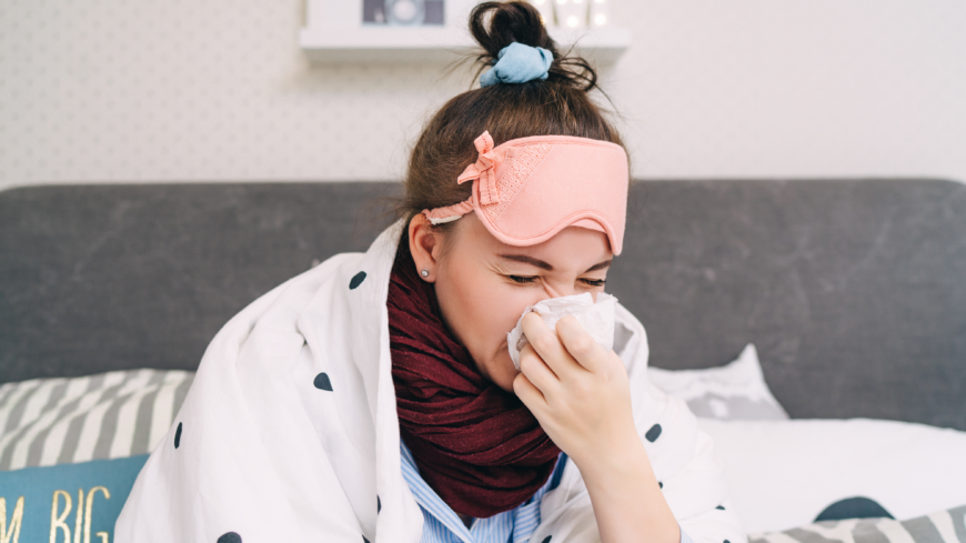 Ved influensa kan du føle deg trett og fryse mye og få vondt i halsen og i musklene. Foto: Shutterstock